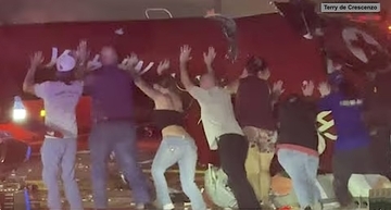 ヘリコプターが高速道路に墜落、乗客を救うため、居合わせた人が一致団結