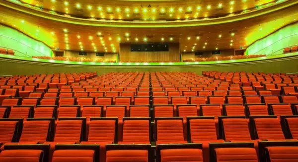 ホールの「色」で音の聞こえ方が変わる。空間の色が音の知覚に与える影響が明らかに