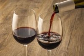 発掘現場で150年前の酒瓶を発見、はたしてそのお味は？