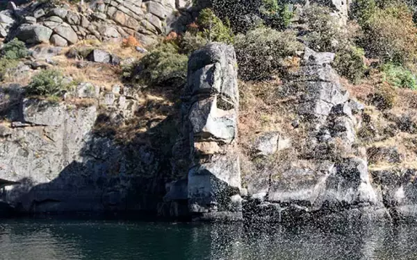 見えない顔が見えてしまう。ビジュアルスノウ症候群とは？