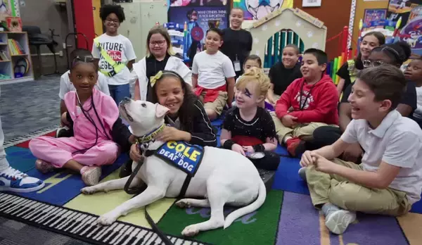 耳の聞こえない犬にお祝いを！覚えた手話でハッピバースデーソングを贈る子どもたち