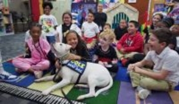 耳の聞こえない犬にお祝いを！覚えた手話でハッピバースデーソングを贈る子どもたち