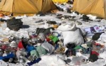 減らないエベレストのゴミ。ネパールが11年続けた保証金制度を廃止し新たな強硬策へ