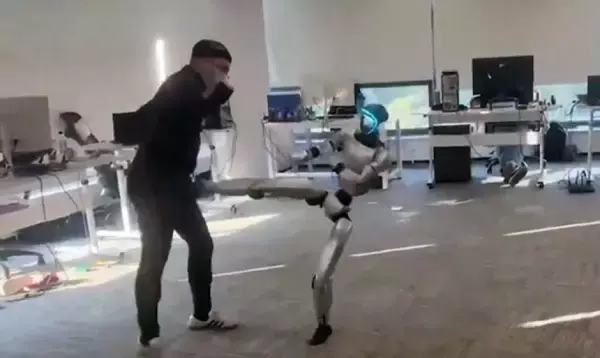 クリティカルヒット！ロボットに股間を蹴り上げられた男性の悲劇