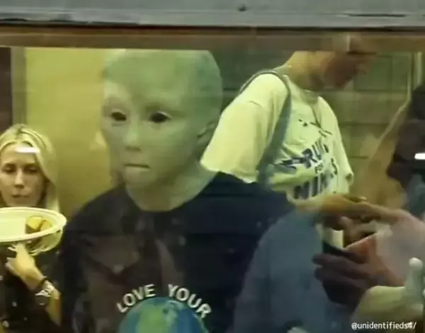 ニューヨークの地下鉄車内にエイリアンが乗っていた！？その真相は？