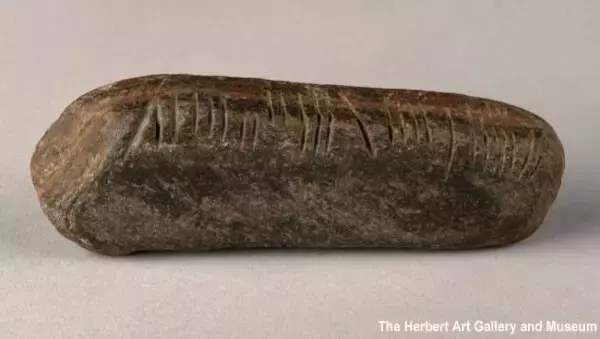 1600年前の古代オガム文字が刻まれた石がイギリスの庭で発見される