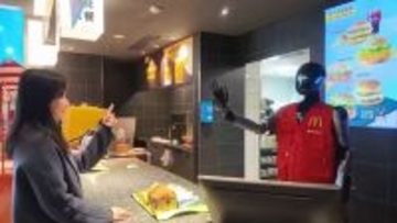 上海のマクドナルドにヒューマノイド店員が登場するも、試験導入ではなくイベントだった