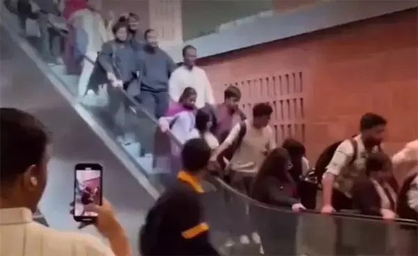 エスカレーターが急加速！利用者がパニックに陥る（バングラデシュ）