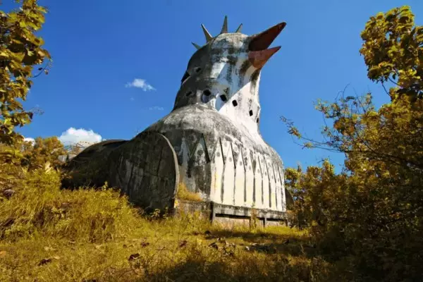 ニワトリじゃないよ、ハトなんだぜ。ジャワ島の廃墟化したチキン教会が注目を集める