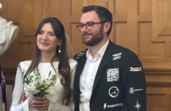 結婚費用が足りない！スーツに企業のロゴを貼ることで資金を調達した男性