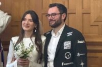 結婚費用が足りない！スーツに企業のロゴを貼ることで資金を調達した男性