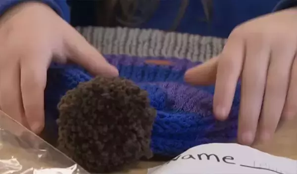 やさしい世界。小学校の先生が子供たちのデザイン通りの帽子を作ってプレゼント