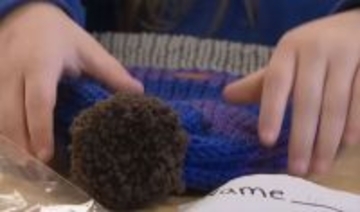 やさしい世界。小学校の先生が子供たちのデザイン通りの帽子を作ってプレゼント