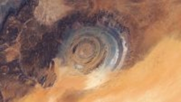 砂漠から宇宙を見つめる巨大な「サハラの目」NASAの最新衛星画像