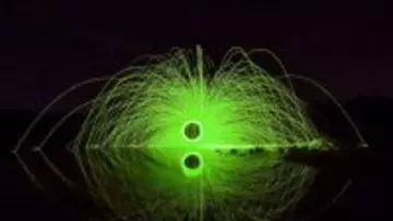 光よりも速く移動する暗闇を発見。50年前の予測がついに証明される