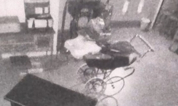 ポルターガイスト？ひとりでに動く「呪われた乳母車」