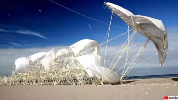 風を食べて動く骨格。 浜辺で進化を続ける人工生命「ストランド・ビースト」