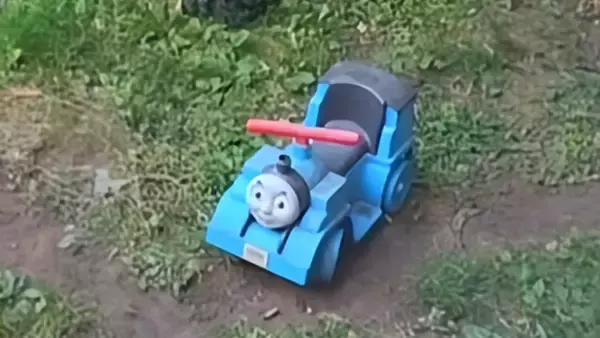 ポルターガイストなのか？きかんしゃトーマスのオモチャが勝手に動き回る