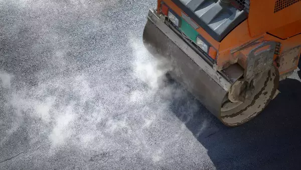 アスファルトに藻類を混ぜると、有毒ガスを100分の1に抑えられ、道路の寿命を延ばせる