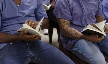 1冊の本が独房の少年を救った。元受刑者が550の刑務所図書館をつくるまでまでの物語