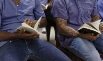 1冊の本が独房の少年を救った。元受刑者が550の刑務所図書館をつくるまでまでの物語