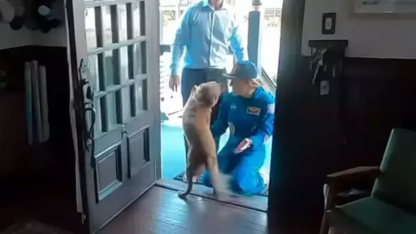 誰よりも月周回から帰還した宇宙飛行士の帰りを待っていたのは愛犬だった！