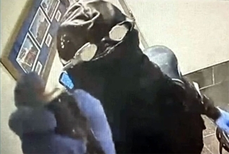 水から現れ水に消える。ディズニーワールドのレストランで現金を奪った強盗の大胆手口