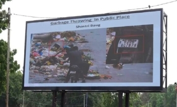 インドの都市、ゴミのポイ捨てをした人の画像を巨大スクリーンに映し出す措置を実施