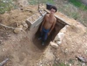反抗期だった14歳少年が自宅の裏に穴を掘り続けて6年後、立派な秘密基地ができちっち