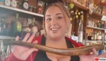 セイウチの息子スティックの骨がバーから盗まれるという謎事件