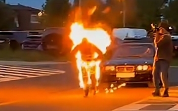 燃えながら108mも車をけん引。炎のスタントマンが世界ギネス記録を樹立