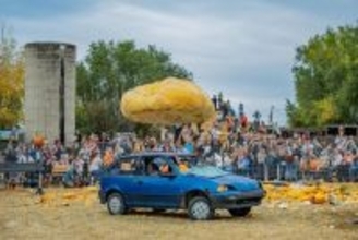 巨大カボチャ vs 廃車寸前の車、耐久勝負の結末は？