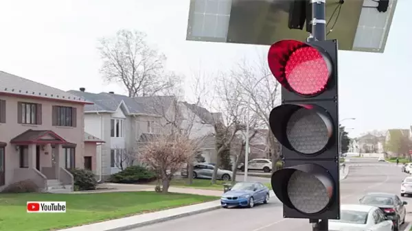 制限速度を守っている車だけ青になる。カナダで画期的な信号を試験導入中