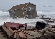 家がまるごと海に飲み込まれる衝撃映像