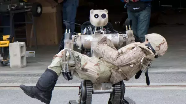 衛生兵に繋げ！負傷兵を戦場から救い出す、クマの顔をした米軍の救出支援出ロボット