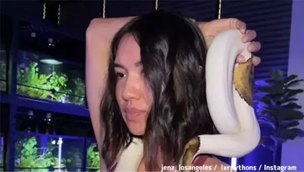 生きたニシキヘビを体に這わせながらのヨガレッスン。恐怖症の克服にも役立つ