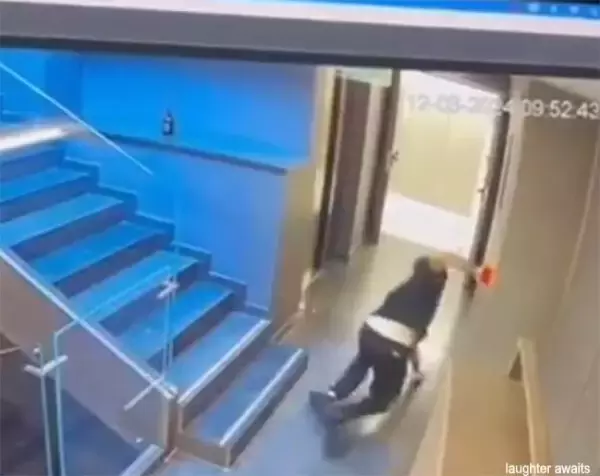 階段でつまずきうっかり緊急ボタンを押してしまった男性の末路