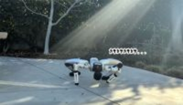 ヒューマノイド・ホラー、2足歩行ロボットが四つん這いでカサカサ這い回る戦慄の映像