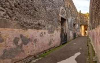 古代ローマ人も現代人と一緒だった。2000年前のポンペイの壁に大量の落書き。