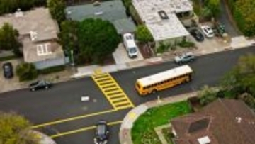 スクールバスの運転手が走行中に意識不明。中学生5人の咄嗟の判断と行動で全員助かる