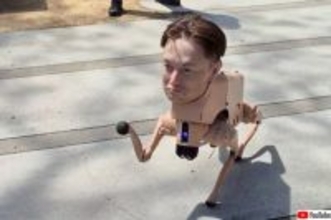 イーロン・マスクの頭をつけたロボット犬がサンフランシスコの街を徘徊中