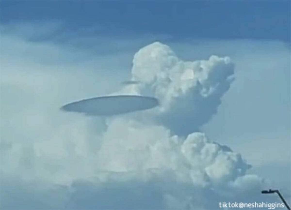 典型的なufo型 空に浮かぶ巨大な円盤型の飛行物体が雲間から目撃される 22年7月19日 エキサイトニュース 典型的なufo型 空に浮かぶ巨大な円盤型の飛行物体が雲間から目撃される 22年7月19日 エキサイトニュース