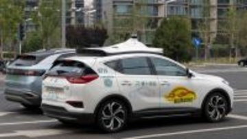 中国で自動運転ロボタクシーが路上で100台以上一斉に停止。交通障害を招く