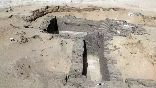 ピラミッド建造のルーツか。エジプトで発見された5000年前の墓が示す高度な建築技術