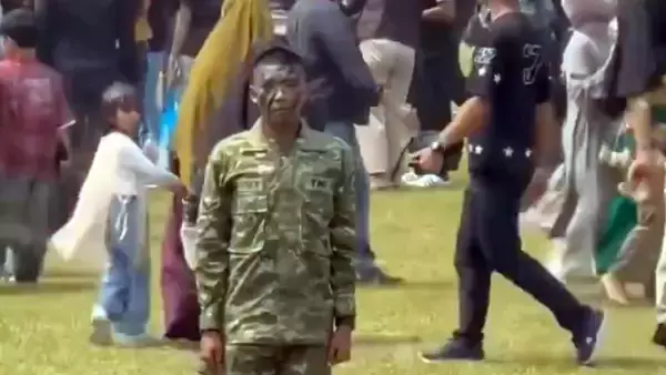 新兵教育修了式でひとり立ち尽くす兵士。指揮官が抱きしめ、こぼれ落ちる涙