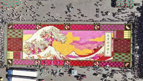 北斎の「神奈川沖浪裏」を70万本の花で表現。世界最大の花の絨毯（ベルギー）