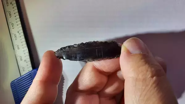 9000年前の黒曜石の矢尻に彫られた謎の彫刻に考古学者らが困惑