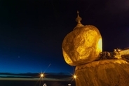 なぜ落ちない？重力に逆らっているように見えるミャンマーの岩の仏塔「ゴールデン・ロック」