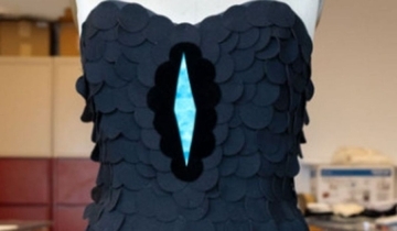 闇を身にまとう。光の99.87％を吸収する「超黒」の布が開発される