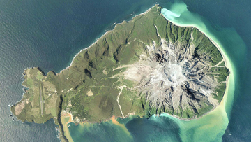 鹿児島県南沖の海底火山「鬼界カルデラ」直下に、大規模なマグマだまりを発見